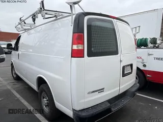 2014 Chevrolet Express Cargo z VIN 1GCWGFCA3E1191413, wystawiony jako IAAI lot #42495746 z przebiegiem 149 871 mil mil oraz . Historia ofert i sprzedaży dostępna na DreamBid. Obrazek 4.