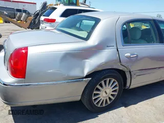 2004 Lincoln Town Car Signature z VIN 1LNHM81W14Y625826, wystawiony jako IAAI lot #42463787 z przebiegiem 137 968 mil mil oraz . Historia ofert i sprzedaży dostępna na DreamBid. Obrazek 6.
