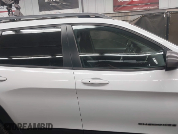 2015 Jeep Cherokee Trailhawk with VIN 1C4PJMBS1FW665500, listed as a IAAI auction lot 42068268 with 127,246 mi miles. Bid and sale history available at carsss.com. Image 14.
