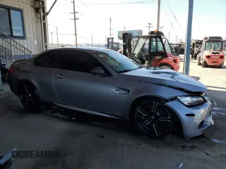 2013 BMW M3 z VIN WBSKG9C56DJ593159, wystawiony jako Copart lot #53714404 z przebiegiem 85 198 mil mil oraz Szkody całkowita. Historia ofert i sprzedaży dostępna na DreamBid. Obrazek 4.