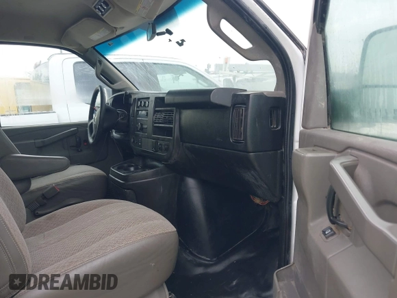 2017 Chevrolet Express Passenger LT z VIN 1GAZGPFG6H1203750, wystawiony jako IAAI lot #42782626 z przebiegiem 193 843 mil mil oraz . Historia ofert i sprzedaży dostępna na DreamBid. Obrazek 5.