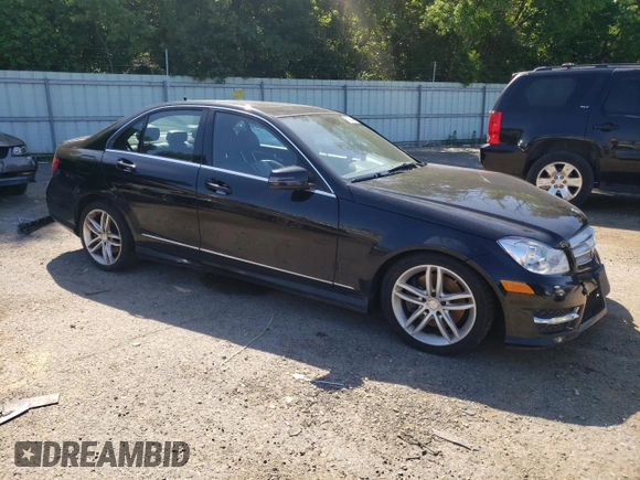 2013 Mercedes-Benz C 300 Sport z VIN WDDGF8AB5DR251793, wystawiony jako Copart lot #57859445 z przebiegiem 138 764 mil mil oraz Szkoda całkowita • Salvage title. Historia ofert i sprzedaży dostępna na DreamBid. Obrazek 4.