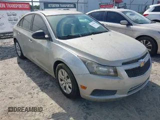 2014 Chevrolet Cruze LS z VIN 1G1PA5SH4E7250957, wystawiony jako IAAI lot #42013187 z przebiegiem 108 670 mil mil oraz . Historia ofert i sprzedaży dostępna na DreamBid. Obrazek 1.
