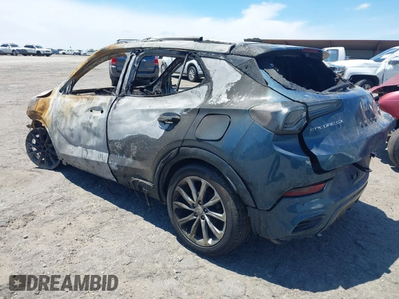 2024 Buick Encore GX Avenir z VIN KL4AMFSL2RB048047, wystawiony jako IAAI lot #42156300 z przebiegiem Nie podano mil oraz . Historia ofert i sprzedaży dostępna na DreamBid. Obrazek 3.