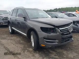 2008 Volkswagen Touareg V6 z VIN WVGBE77L58D001535, wystawiony jako IAAI lot #42110888 z przebiegiem 205 581 mil mil oraz . Historia ofert i sprzedaży dostępna na DreamBid. Obrazek 1.