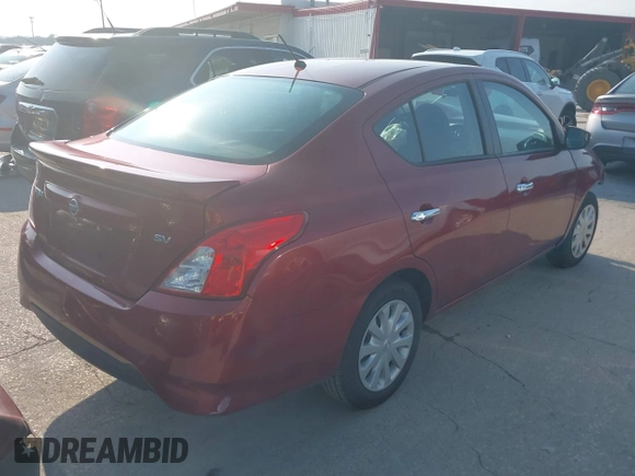 2019 Nissan Versa SV z VIN 3N1CN7AP6KL869696, wystawiony jako IAAI lot #42404842 z przebiegiem 103 338 mil mil oraz . Historia ofert i sprzedaży dostępna na DreamBid. Obrazek 4.