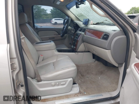 2007 Chevrolet Suburban LTZ with VIN 1GNFK16377R405989, listed as a IAAI auction lot 41911997 with 177,903 mi miles. Bid and sale history available at carsss.com. Image 5.