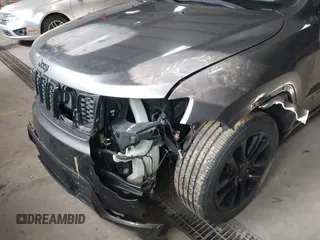 2018 Jeep Grand Cherokee Laredo E with VIN 1C4RJFAG5JC343101, listed as a IAAI auction lot 41211158 with 105,886 mi miles. Bid and sale history available at carsss.com. Image 6.