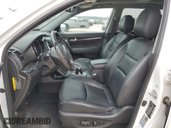 2013 Kia Sorento SX z VIN 5XYKWDA22DG321598, wystawiony jako Copart lot #50453715 z przebiegiem 123 778 mil mil oraz Czysty tytuł • Clean title. Historia ofert i sprzedaży dostępna na DreamBid. Obrazek 7.