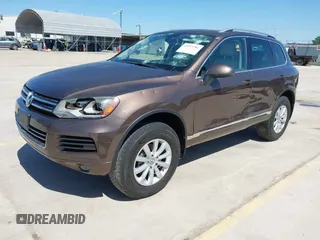 2012 Volkswagen Touareg Sport z VIN WVGFK9BPXCD000566, wystawiony jako IAAI lot #41971781 z przebiegiem 234 574 mil mil oraz . Historia ofert i sprzedaży dostępna na DreamBid. Obrazek 2.