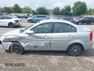 2008 Hyundai Accent GLS z VIN KMHCN46CX8U191823, wystawiony jako IAAI lot #42270245 z przebiegiem 242 852 mil mil oraz . Historia ofert i sprzedaży dostępna na DreamBid. Obrazek 13.