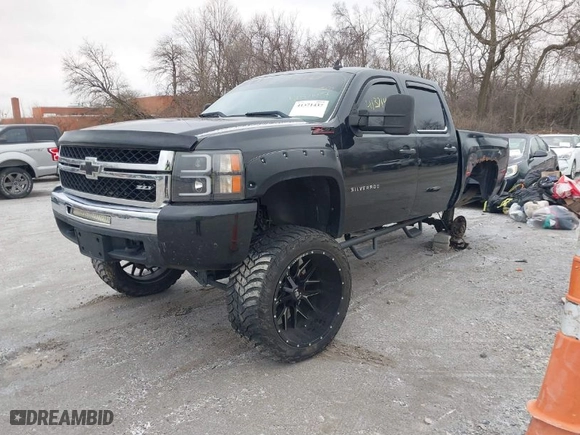 2010 Chevrolet Silverado 1500 LT with VIN 3GCRKSE34AG167328, listed as a IAAI auction lot 41371437 with 101,977 mi miles. Bid and sale history available at carsss.com. Image 2.