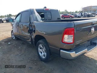 2019 Ram 1500 Big Horn z VIN 1C6RRFFGXKN709911, wystawiony jako IAAI lot #40337177 z przebiegiem 124 338 mil mil oraz . Historia ofert i sprzedaży dostępna na DreamBid. Obrazek 3.