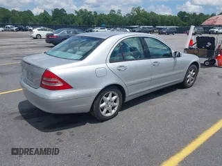 2002 Mercedes-Benz C 230/260/280/320 z VIN WDBRF61J92F276921, wystawiony jako IAAI lot #42507459 z przebiegiem 120 560 mil mil oraz . Historia ofert i sprzedaży dostępna na DreamBid. Obrazek 4.