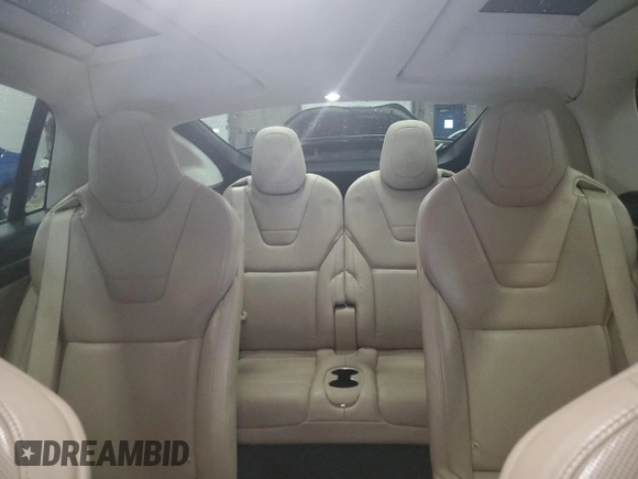 2016 Tesla Model X 70D z VIN 5YJXCBE20GF003018, wystawiony jako Copart lot #57671695 z przebiegiem 117 238 mil mil oraz Szkoda całkowita • Salvage title. Historia ofert i sprzedaży dostępna na DreamBid. Obrazek 10.