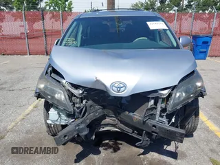 2013 Toyota Sienna SE с VIN 5TDXK3DC7DS287161, выставлен на аукционе IAAI как лот 42249232 с пробегом 168 307 миль миль и . История ставок и продаж доступна на DreamBid. Изображение 6.