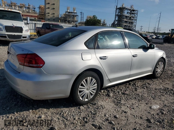 2014 Volkswagen Passat S z VIN 1VWAS7A39EC046865, wystawiony jako Copart lot #58449995 z przebiegiem 122 630 mil mil oraz Czysty tytuł • Clean title. Historia ofert i sprzedaży dostępna na DreamBid. Obrazek 3.