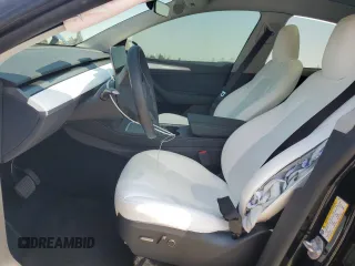 2024 Tesla Model Y z VIN 7SAYGDED8RF123516, wystawiony jako Copart lot #55354655 z przebiegiem 12 521 mil mil oraz Szkoda całkowita • Salvage title. Historia ofert i sprzedaży dostępna na DreamBid. Obrazek 7.