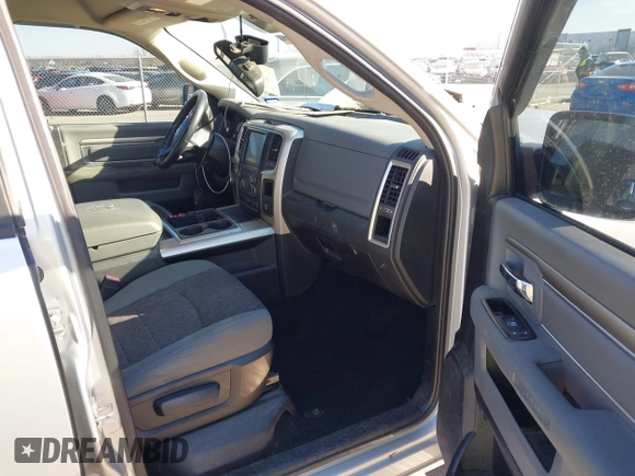 2015 Ram 1500 Lone Star z VIN 1C6RR6LT0FS500850, wystawiony jako IAAI lot #41273883 z przebiegiem 120 178 mil mil oraz . Historia ofert i sprzedaży dostępna na DreamBid. Obrazek 5.