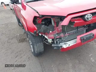 2018 Toyota 4Runner SR5 z VIN JTEBU5JR3J5543673, wystawiony jako IAAI lot #41174753 z przebiegiem 65 465 mil mil oraz . Historia ofert i sprzedaży dostępna na DreamBid. Obrazek 6.