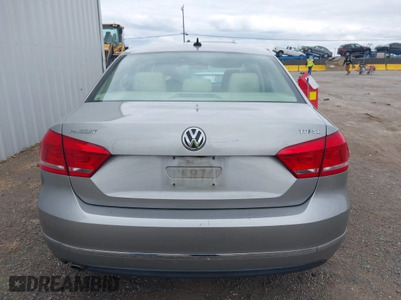 2014 Volkswagen Passat SE z VIN 1VWBN7A3XEC022098, wystawiony jako IAAI lot #42130334 z przebiegiem 88 433 mil mil oraz . Historia ofert i sprzedaży dostępna na DreamBid. Obrazek 16.