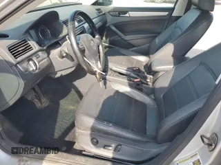2014 Volkswagen Passat S z VIN 1VWAT7A34EC062212, wystawiony jako Copart lot #55129495 z przebiegiem 130 201 mil mil oraz Czysty tytuł • Clean title. Historia ofert i sprzedaży dostępna na DreamBid. Obrazek 7.