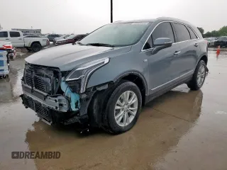 2022 Cadillac XT5 FWD Luxury z VIN 1GYKNAR47NZ116377, wystawiony jako Copart lot #55828415 z przebiegiem 62 276 mil mil oraz Tytuł czysty. Historia ofert i sprzedaży dostępna na DreamBid. Obrazek 1.