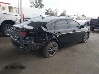 2023 Kia Forte LXS z VIN 3KPF24AD5PE646813, wystawiony jako IAAI lot #41494292 z przebiegiem 29 003 mil mil oraz . Historia ofert i sprzedaży dostępna na DreamBid. Obrazek 4.
