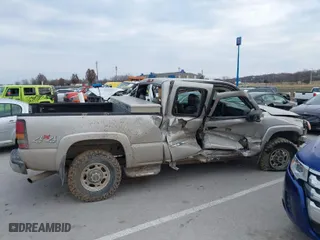 2004 GMC Sierra 2500HD SLT with VIN 1GTHK29U24E319326, listed as a IAAI auction lot 41083140 with 206,091 mi miles. Bid and sale history available at carsss.com. Image 13.