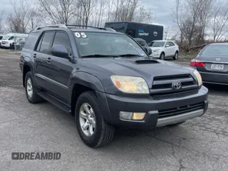 2005 Toyota 4Runner SR5 z VIN JTEBU14R158039843, wystawiony jako Copart lot #59232905 z przebiegiem 155 566 mil mil oraz Szkoda całkowita • Salvage title. Historia ofert i sprzedaży dostępna na DreamBid. Obrazek 1.