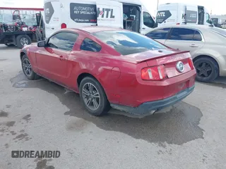 2012 Ford Mustang Premium z VIN 1ZVBP8AM2C5205750, wystawiony jako IAAI lot #42553306 z przebiegiem Nie podano mil oraz . Historia ofert i sprzedaży dostępna na DreamBid. Obrazek 3.