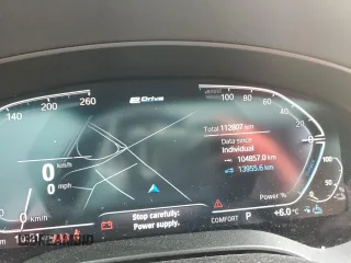 2020 BMW 5 Series z VIN WBAJB1C04LCD27469, wystawiony jako Copart lot #85962264 z przebiegiem 112 807 mil mil oraz Czysty tytuł • Clean title. Historia ofert i sprzedaży dostępna na DreamBid. Obrazek 9.