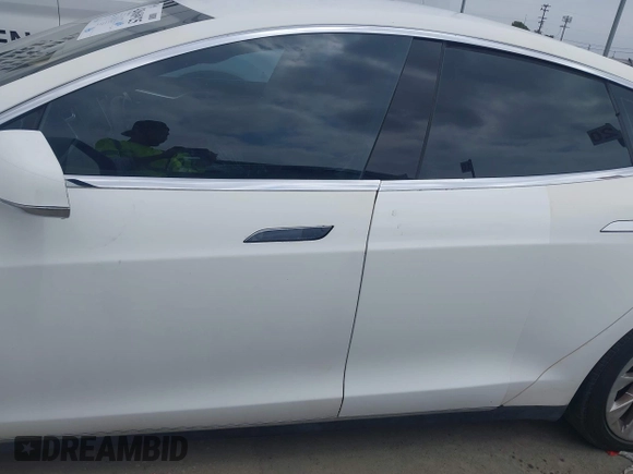 2014 Tesla Model S 60 with VIN 5YJSA1H16EFP32585, listed as a IAAI auction lot 42068925 with 119,561 mi miles and . Bid and sale history available at DreamBid. Image 14.