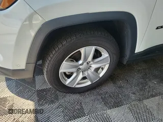 2022 Jeep Compass Latitude z VIN 3C4NJDBB2NT205936, wystawiony jako IAAI lot #42885857 z przebiegiem 39 157 mil mil oraz . Historia ofert i sprzedaży dostępna na DreamBid. Obrazek 9.