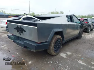 2024 Tesla Cybertruck Cyberbeast z VIN 7G2CEHEE3RA041930, wystawiony jako IAAI lot #42155289 z przebiegiem 4 082 mil mil oraz . Historia ofert i sprzedaży dostępna na DreamBid. Obrazek 4.