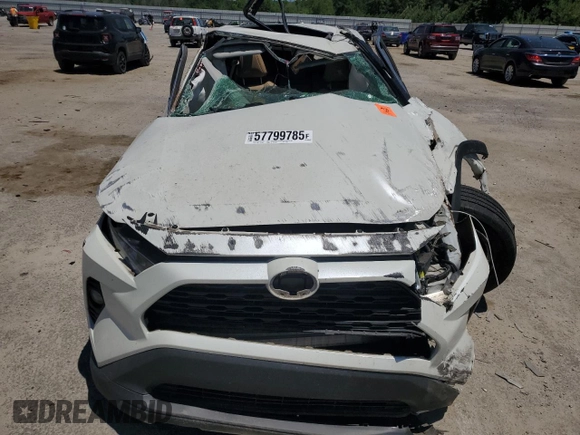 2021 Toyota RAV4 XLE Premium z VIN 2T3A1RFV0MW153326, wystawiony jako Copart lot #57799785 z przebiegiem Nie podano mil oraz Szkoda całkowita • Salvage title. Historia ofert i sprzedaży dostępna na DreamBid. Obrazek 5.