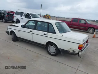 1991 Volvo 240 с VIN YV1AA8844M1437694, выставлен на аукционе IAAI как лот 42171739 с пробегом 230 833 миль миль и . История ставок и продаж доступна на DreamBid. Изображение 3.