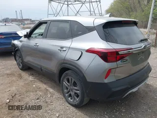 2021 Kia Seltos LX z VIN KNDEPCAA8M7104890, wystawiony jako IAAI lot #42059596 z przebiegiem 44 587 mil mil oraz . Historia ofert i sprzedaży dostępna na DreamBid. Obrazek 3.