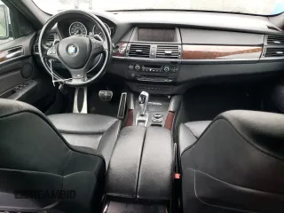 2013 BMW X6 xDrive50i z VIN 5UXFG8C55DL591991, wystawiony jako Copart lot #58042525 z przebiegiem 144 370 mil mil oraz Czysty tytuł • Clean title. Historia ofert i sprzedaży dostępna na DreamBid. Obrazek 8.