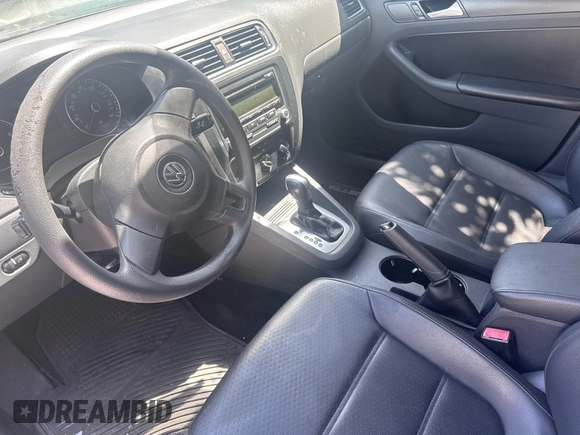 2014 Volkswagen Jetta SE z VIN 3VWD17AJ7EM249444, wystawiony jako IAAI lot #42607896 z przebiegiem 92 800 mil mil oraz . Historia ofert i sprzedaży dostępna na DreamBid. Obrazek 5.