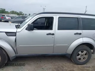2008 Dodge Nitro SXT z VIN 1D8GT28K38W124264, wystawiony jako IAAI lot #41933674 z przebiegiem 292 756 mil mil oraz . Historia ofert i sprzedaży dostępna na DreamBid. Obrazek 14.