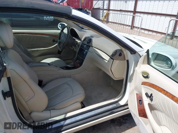 2007 Mercedes-Benz CLK 3.5L with VIN WDBTK56F47T075999, listed as a IAAI auction lot 41915608 with 164,654 mi miles. Bid and sale history available at carsss.com. Image 5.