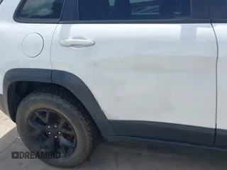 2014 Jeep Cherokee Trailhawk with VIN 1C4PJMBS5EW231448, listed as a IAAI auction lot 42632143 with 97,461 mi miles and . Bid and sale history available at DreamBid. Image 17.