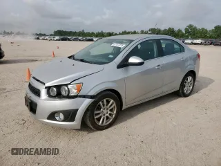 2015 Chevrolet Sonic LT z VIN 1G1JC5SH8F4155045, wystawiony jako Copart lot #57727375 z przebiegiem 71 855 mil mil oraz Szkoda całkowita • Salvage title. Historia ofert i sprzedaży dostępna na DreamBid. Obrazek 1.