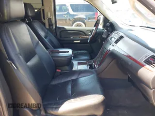 2008 Cadillac Escalade z VIN 1GYEC63858R217384, wystawiony jako IAAI lot #42045588 z przebiegiem 139 578 mil mil oraz . Historia ofert i sprzedaży dostępna na DreamBid. Obrazek 5.