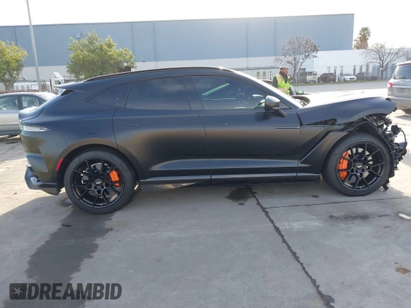 2023 Aston Martin DBX 707 z VIN SD7VUJBW8PTV07531, wystawiony jako IAAI lot #41608734 z przebiegiem 8476 mil mil oraz . Historia ofert i sprzedaży dostępna na DreamBid. Obrazek 14.