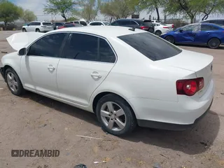 2008 Volkswagen Jetta SE z VIN 3VWRM71K38M176776, wystawiony jako IAAI lot #42244339 z przebiegiem 183 673 mil mil oraz . Historia ofert i sprzedaży dostępna na DreamBid. Obrazek 3.
