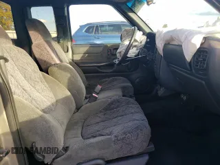 2002 GMC Sonoma SLS with VIN 1GTCS195X28182192, listed as a Copart auction lot 79810694 with 202,368 mi miles and Salvage Title. Bid and sale history available at carsss.com. Image 7.