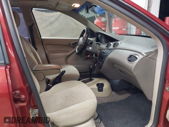 2003 Ford Focus SE z VIN 1FAFP34Z83W231672, wystawiony jako IAAI lot #42322702 z przebiegiem 173 625 mil mil oraz . Historia ofert i sprzedaży dostępna na DreamBid. Obrazek 5.