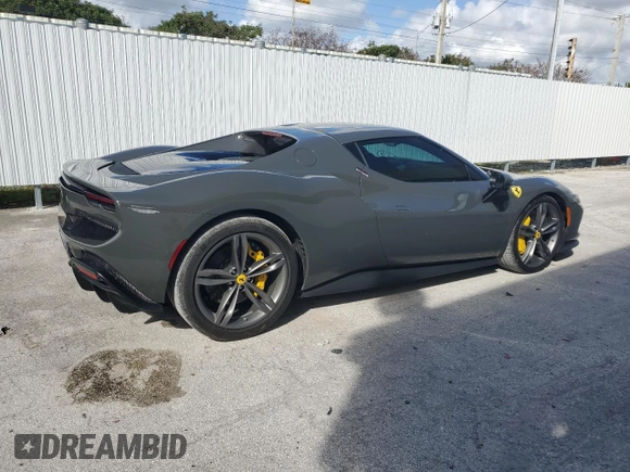 2023 Ferrari 296 GTB z VIN ZFF99SLA3P0294907, wystawiony jako Copart lot #79018584 z przebiegiem 2 504 mil mil oraz Czysty tytuł • Clean title. Historia ofert i sprzedaży dostępna na DreamBid. Obrazek 3.